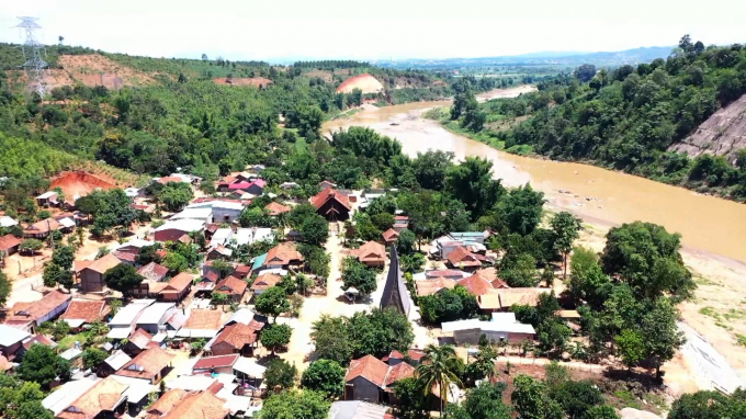 Nhiều cử tri lo ngại về việc xây dựng thủy điện tại làng du lịch Kon Kơ Tu. Ảnh Tuấn Anh.