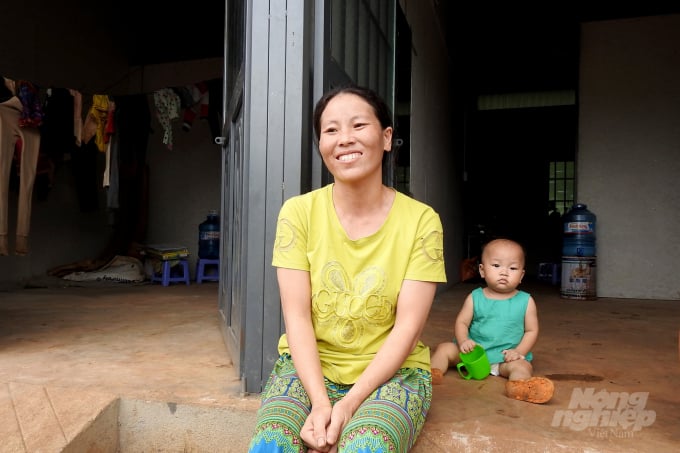 Chị Giàng Thị Mai cho biết nhờ được Tổng công ty bố trí chỗ ở và đã có thu nhập, nên hàng tháng vợ chồng chị có tiền gửi về cho cha mẹ ở quê. Ảnh: Thanh Sơn.