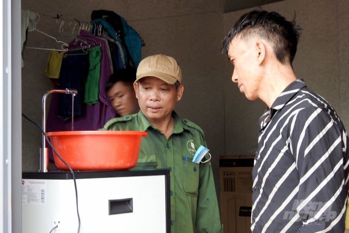 Lắp đặt máy lọc nước cho một gia đình công nhân người Hà Giang. Ảnh: Thanh Sơn.