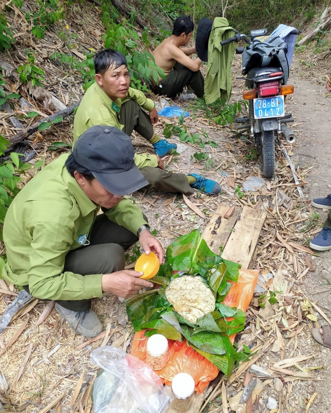 Bữa cơm của lực lượng kiểm lâm của tỉnh Phú Yên khi tuần tra rừng. Ảnh: KS.