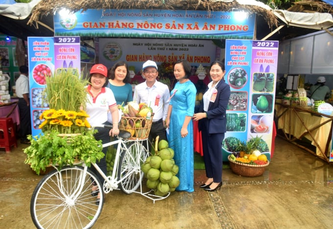 Những sản phẩm chủ lực được trưng bày tại Ngày hội nông sản huyện Hoài Ân (Bình Định) lần thứ I. Ảnh: V.Đ.T.