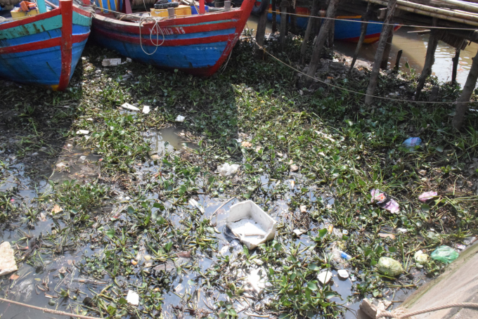 Ô nhiễm môi trường tại cảng cá Lạch Vạn, huyện Diễn Châu. Ảnh: Doãn Trí Tuệ.