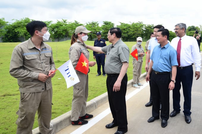 Thủ tướng thăm hỏi, động viên người lao động và nông dân tham gia liên kết sản xuất với Tập đoàn TH. Ảnh: Tùng Đinh.