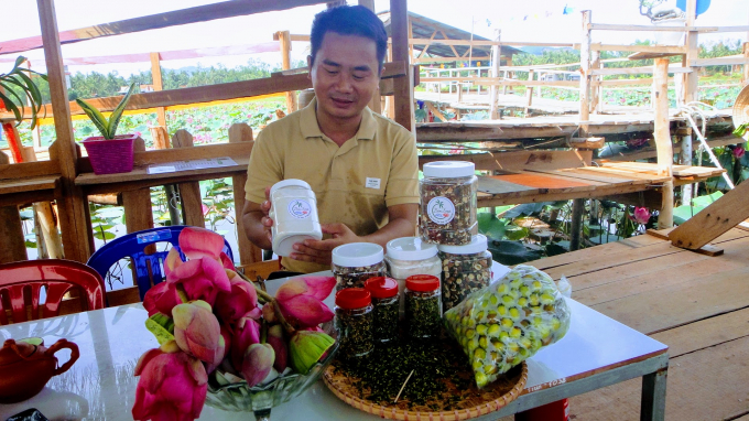 Xong introduced products made from lotus seeds. Photo: V.D.T.