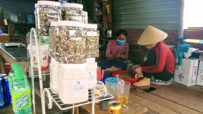 Staffs are processing lotus products. Photo: V.D.T.