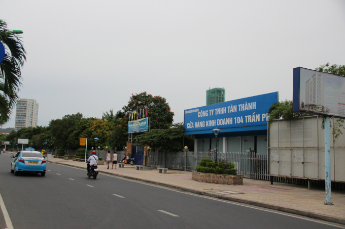 Công ty TNHH Tân Thành dựng cổng kiên cố tại mặt tiền đường Trần Phú dẫn vào khu đất. Ảnh: KS.