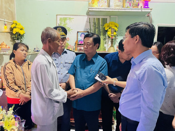 Bộ trưởng Lê Minh Hoan (ở giữa) đến thăm và chia buồn với các gia đình ngư dân có người thân tử vong trên tàu cá bị nạn. Ảnh: Kiều Hằng.