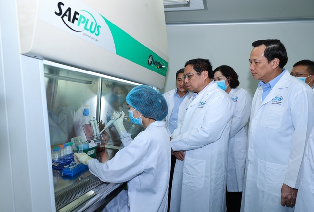 Thủ tướng Phạm Minh Chính thăm Trung tâm Giám định ADN hài cốt liệt sĩ thuộc Viện Hàn lâm Khoa học và Công nghệ Việt Nam. Ảnh: Nhật Bắc.