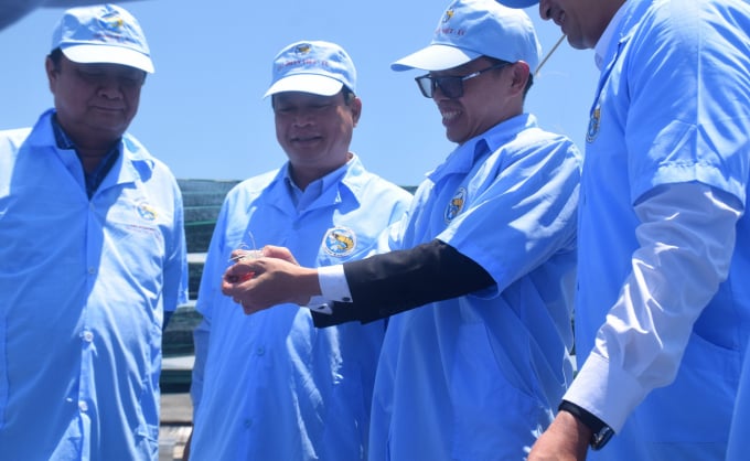 Bộ trưởng Lê Minh Hoan (ngoài cùng bên trái) nghe ông Nguyễn Công Cẩn, Phó Tổng Giám đốc kỹ thuật Tập đoàn Việt Úc nói về quy trình nuôi tôm công nghệ cao. Ảnh: V.Đ.T.