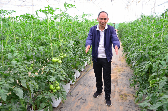 Director of Viet Hydroponic Cooperative Nguyen Duc Huy describes wheelchair access at his farm. Photo: Duong Dinh Tuong.