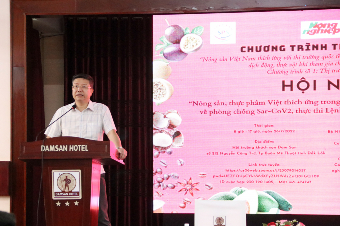 TS Lê Thanh Hòa, Giám đốc Văn phòng SPS Việt Nam chia sẻ tại hội nghị về thích ứng với các điều kiện xuất khẩu nông sản sang Trung Quốc tại Đăk Lăk sáng 26/7. Ảnh: Minh Quý.