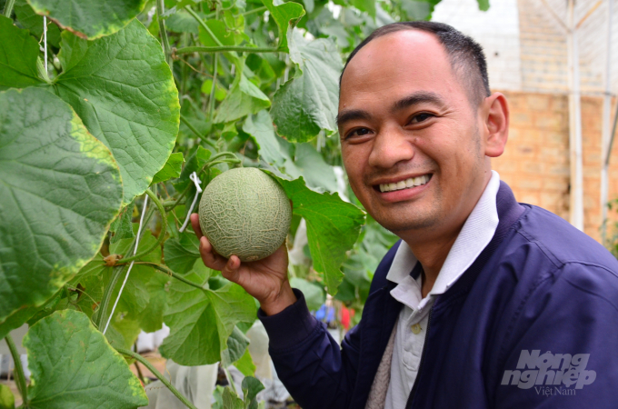 Nguyen Duc Huy giving an introduction about his cantaloupes. Photo: Duong Dinh Tuong.