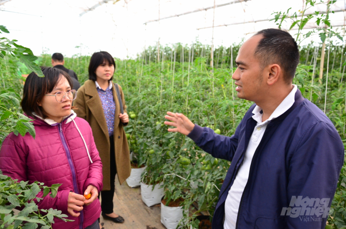 Nguyen Duc Huy talking with agricultural extension officers of Lam Dong province. Photo: Duong Dinh Tuong.