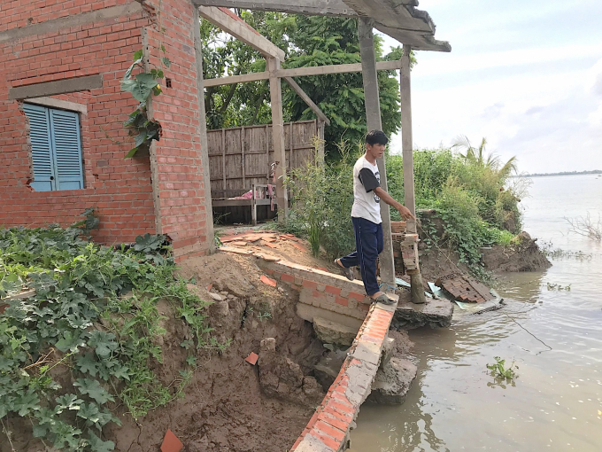 Hàng năm, tỉnh Vĩnh Long có khoảng 100 điểm sạt lở. Ảnh: Minh Đảm.