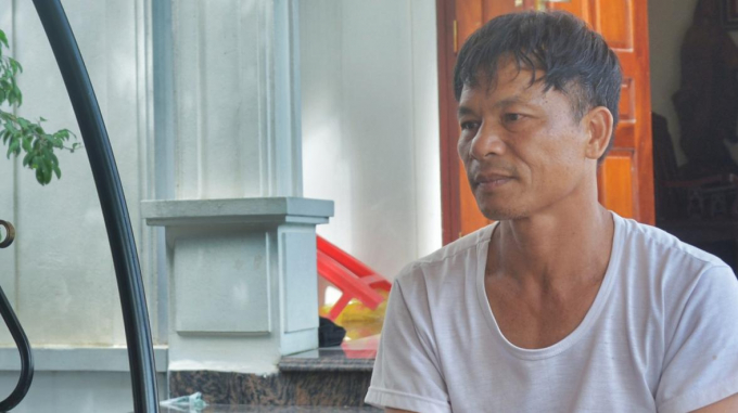 Ông Trần Văn Phương chia sẻ với phóng viên về những mất mát khi người con trai cả không may ra đi vì bệnh hiểm nghèo, để lại vợ và 3 đứa con thơ. Ảnh: Lê Tấn.
