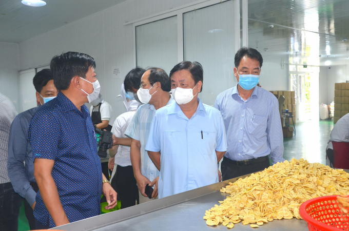 Ông Lữ Quang Ngời (phải) cùng Bộ trưởng Lê Minh Hoan (giữa) trong buổi làm việc với lãnh đạo công ty Đông Phát Food. Ảnh: Minh Đảm.