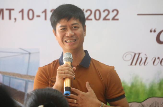 Ông Lê Văn Vương, Giám đốc Công ty Vương Thành Công chia sẻ về quy trình sản xuất cà phê hữu cơ. Ảnh: Quang Yên.