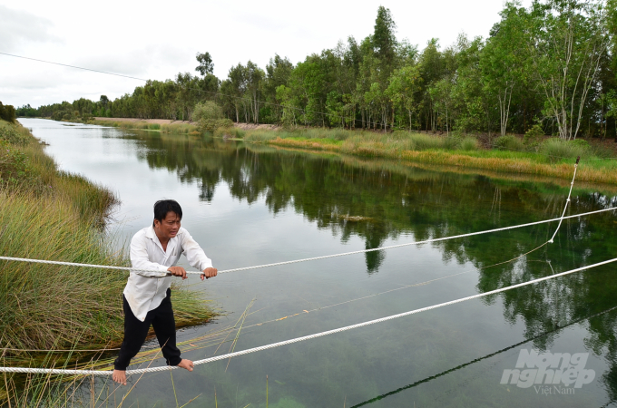 Anh Dương Văn Lực thử đu dây ở hồ bơi dài 1km. Ảnh: Dương Đình Tường.