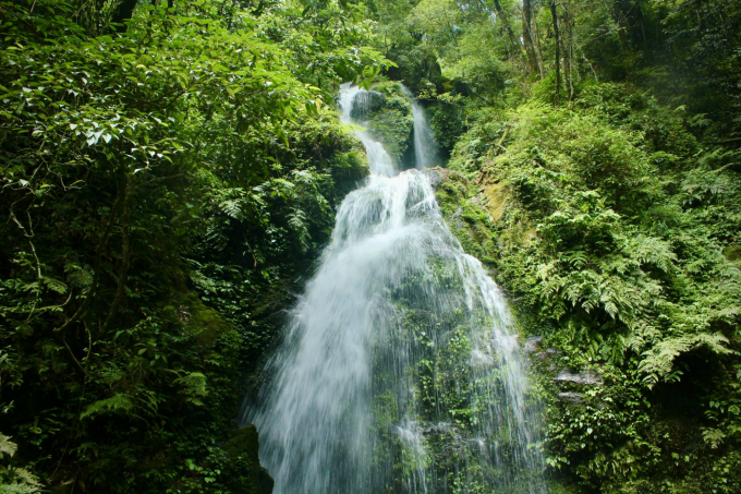 Thiên nhiên ban tặng cho Vũ Quang những thác nước hết sức thơ mộng, trữ tình.