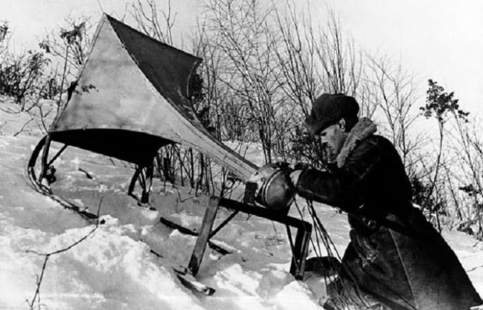 Hình ảnh một người lính Xô viết và chiếc loa phóng thanh.