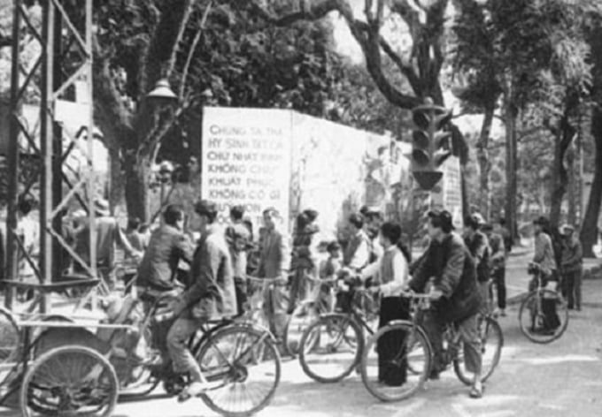 Người dân nghe thông tin về tình hình trận 'Điện Biên Phủ trên không' từ loa truyền thanh ở đầu phố Bà Triệu, Hà Nội, năm 1972.