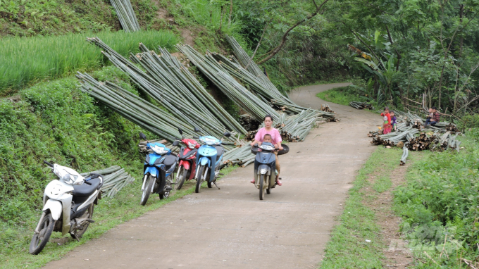 Từ chỗ người dân Khuổi Bốc chủ yếu là đi bộ do không có đường giao thông, thì chỉ sau 2 năm, nhà nào cũng đã có từ 1 - 2 xe máy làm phương tiện đi lại. Ảnh: TN.