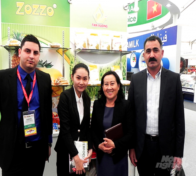 Bà Võ Thị Phỉ, Giám đốc TNHH Lương thực Tấn Vương (thứ 3 từ trái sang) tại hội chợ Gulfood Dubai. Ảnh: TL.