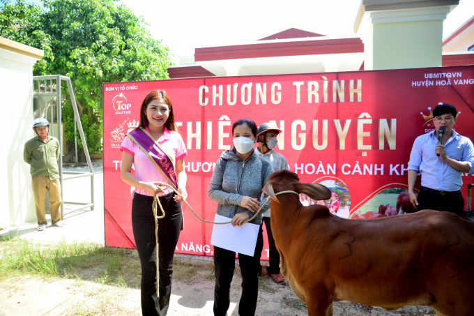 Hoa hậu Mạc Thị Minh hào hứng trao tặng bò cho người dân. Ảnh: BTC.