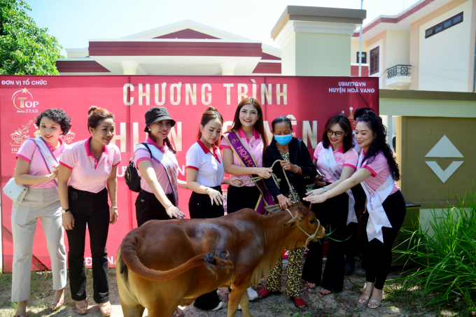 Các Hoa hậu, Á hậu và Người đẹp trao bò giống khỏe mạnh cho 22 hộ dân nghèo tại huyện Hòa Vang. Ảnh: BTC.