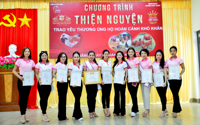 Hoa hậu Doanh nhân Việt Nam Toàn cầu 2022 cùng các Hoa hậu, Á hậu và người đẹp nhận bằng khen từ UBND huyện Hòa Vang. Ảnh: BTC.