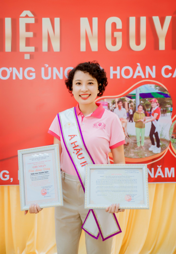 Á hậu 2 Triệu Mai Thanh Thủy trong sự kiện trao bò cho người dân huyện Hòa Vang. Ảnh: BTC.