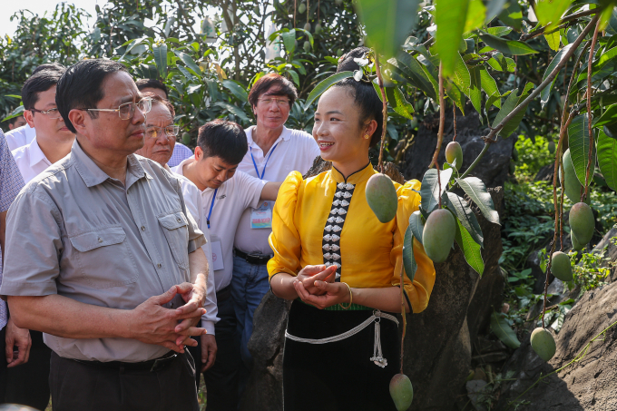 Thủ tướng Phạm Minh Chính thăm vùng sản xuất nông nghiệp xã Hát Lót, huyện Mai Sơn, tỉnh Sơn La cuối tháng 5/2022. Ảnh: TL.