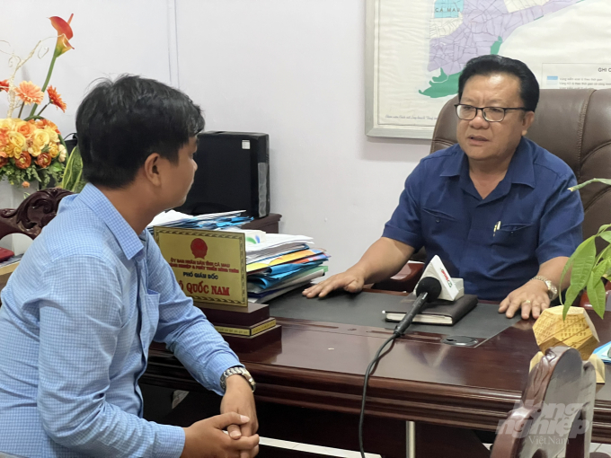 Ông Tô Quốc Nam, Phó Giám đốc Sở NN-PTNT tỉnh Cà Mau, trao đổi với NNVN. Ảnh: Văn Vũ.