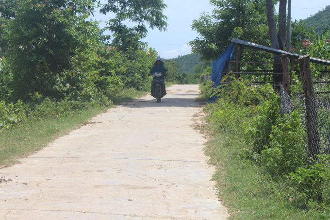 Từ sự hỗ trợ của Dự án Jica 2, các tuyến đường giao thông nông thôn ở xã Vĩnh An (huyện Tây Sơn, Bình Định) được đổ bê tông. Ảnh: V.Đ.T.