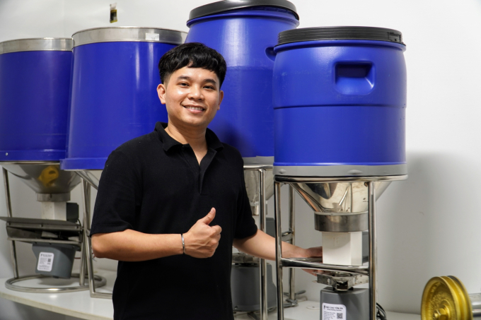 Anh Nguyễn Hải Đăng chủ nhân của sáng chế chiếc máy tự động cho tôm ăn. Ảnh: Kim Anh.