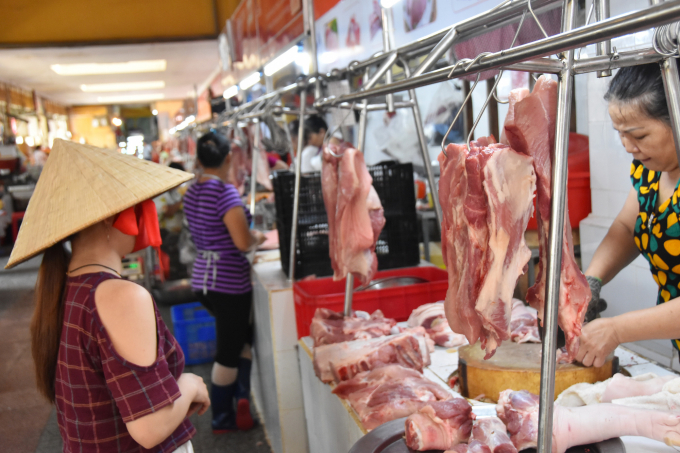 Giá thịt lợn diễn biến bất thường, ảnh hưởng tới rổ hàng hóa CPI, dẫn đến nguy cơ tăng lạm phát.