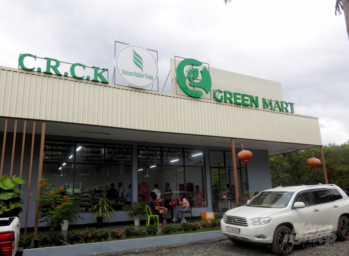 Siêu thị Grean Mart được xây dựng trong dự án của Chư Sê - Kampong Thom, phục vụ nhu cầu mua sắm của công nhân và người dân trong vùng. Ảnh: Thanh Sơn.