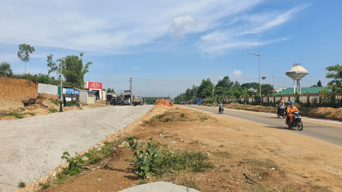 Sau 8 năm, tuyến đường giao thông nối tủng tâm phía Bắc và phía Nam đô thị Vạn Tường (huyện Bình Sơn, tỉnh Quảng Ngãi) vẫn còn dang dở. Ảnh: L.K.