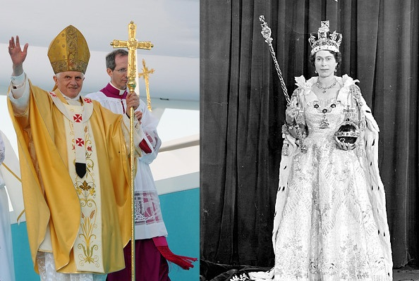 Hình ảnh Giáo hoàng Benedict XVI và Nữ hoàng Elizabeth II cầm vương trượng.