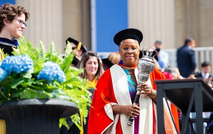 Giáo sư Mabel O. Wilson, là người cầm chùy cho Trường Đại học Columbia, Hoa Kì tại lễ tốt nghiệp năm 2022. Chiếc chùy tượng trưng cho khả năng cấp bằng của hiệu trưởng trường đại học. Chiếc chùy này màu bạc cán ngắn.