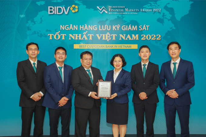 Đại diện BIDV nhận giải thưởng 'Best Custodian Bank' 