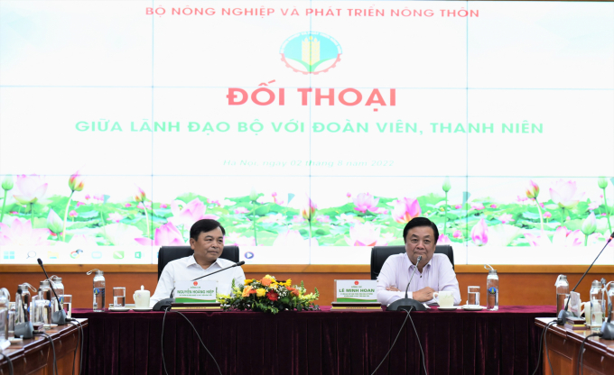 Bộ trưởng Bộ NN-PTNT Lê Minh Hoan (phải) và Thứ trưởng Bộ NN-PTNT Nguyễn Hoàng Hiệp đối thoại với đoàn viên, thanh niên. Ảnh: Minh Phúc.