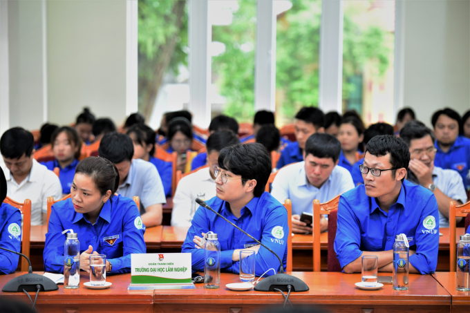 Đoàn viên, thanh niên tham dự buổi đối thoại với lãnh đạo Bộ NN-PTNT. Ảnh: Minh Phúc.