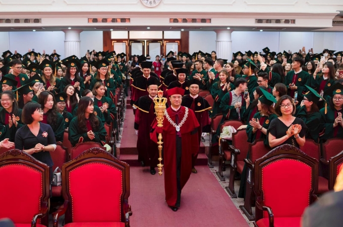 Dư luận dậy sóng về bộ áo quần và phụ kiện ở lễ trao bằng tốt nghiệp tại Trường Đại học Kinh tế (Đại học Quốc gia Hà Nội).