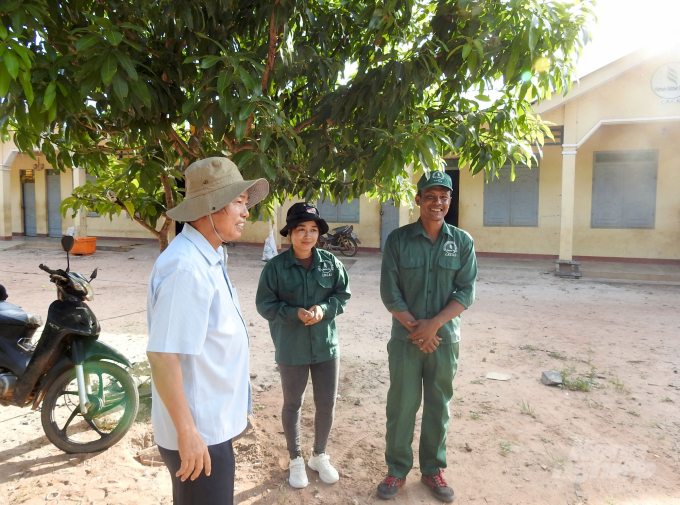 Ông Nguyễn Duy Linh thăm hỏi công nhân tại một khu dân cư do Chư Sê - Kampong Thom xây dựng. Ảnh: Thanh Sơn.