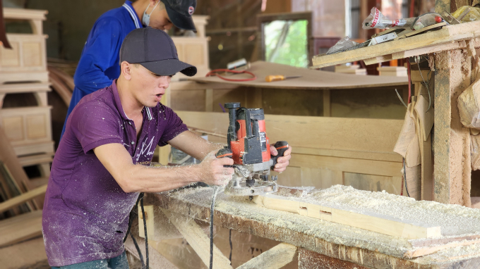 Cơ sở đồ gỗ giải quyết việc làm cho nhiều lao động dân tộc Khmer ở địa phương. Ảnh: Kim Anh.