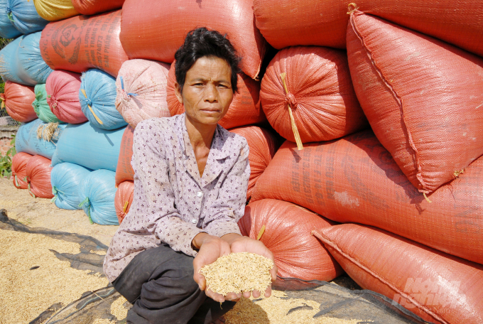 Những năm gần đây nhiều phụ nữ Khmer ở vùng Bảy Núi  đã siêng năng, chịu khó, ham học hỏi, chịu làm ăn cũng không thua kém gì đàn ông. Ảnh: Lê Hoàng Vũ.