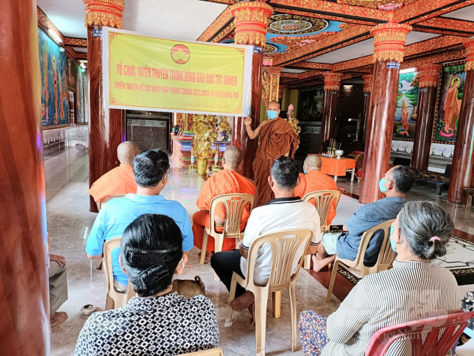 Tuyên truyền phổ biến pháp luật trong đồng bào dân tộc Khmer. Ảnh: Kim Anh.