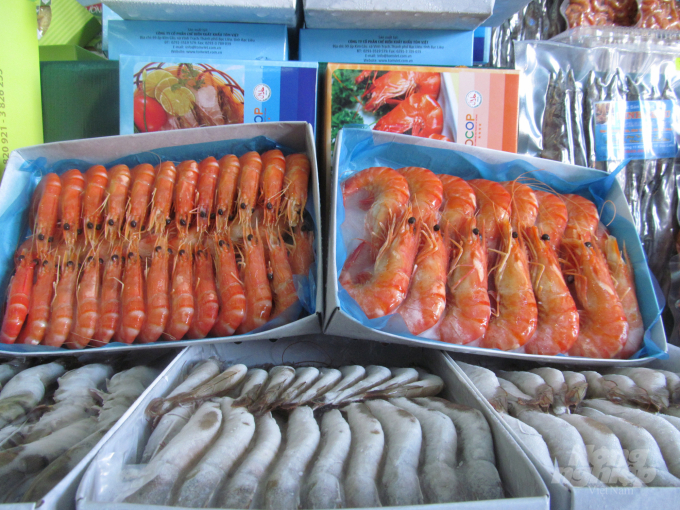 Tỉnh Bạc Liêu phối hợp với Hiệp hội Ẩm thực Việt Nam chế biến trên 100 món ăn được chế biến từ nguyên liệu tôm và muối Bạc Liêu để xác lập kỷ lục Việt Nam, tại Khu Du lịch sinh thái Hồ Nam. Ảnh: Quốc Việt.
