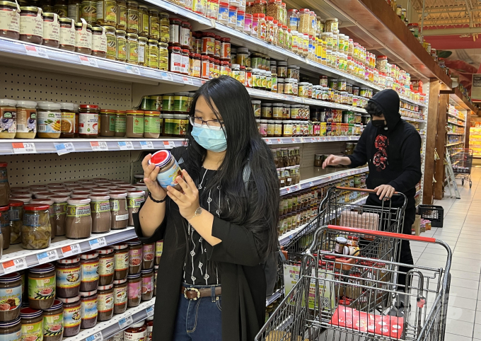 Người Việt tìm mua mắm ở Chợ Eden, bang Virginia (Mỹ). Ảnh: KM.